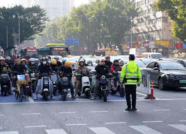 月电动车上路“5不带”新规加装尽快扔掉爱游戏app体育除了戴头盔2025年2(图2)