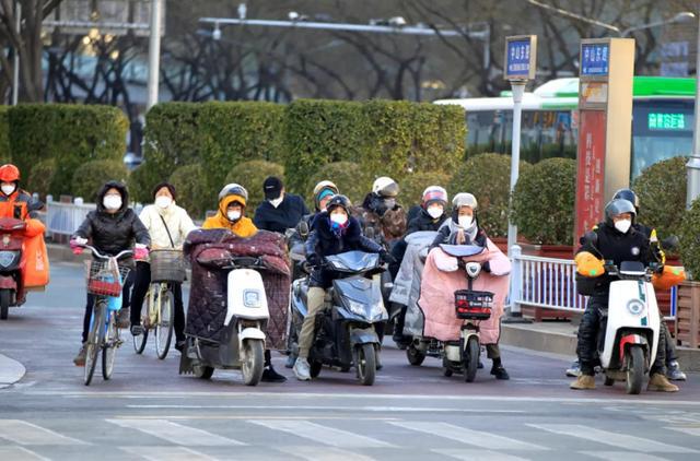 月电动车上路“5不带”新规加装尽快扔掉爱游戏app体育除了戴头盔2025年2(图7)