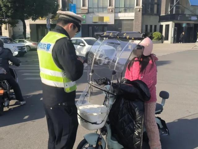 月电动车上路“5不带”新规加装尽快扔掉爱游戏app体育除了戴头盔2025年2(图11)